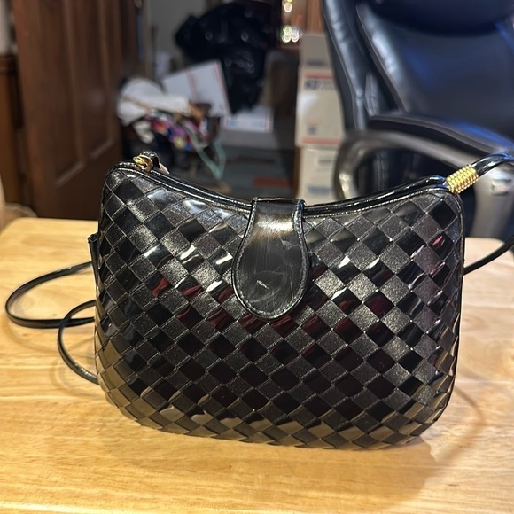 Vintage black, hardshell purse. And gently used condition.​​ - Picture 1 of 4